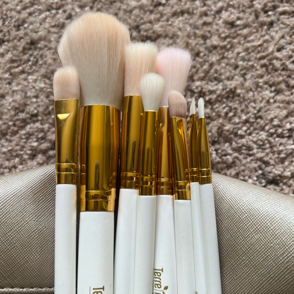 Terre mère 8 piece makeup brush set